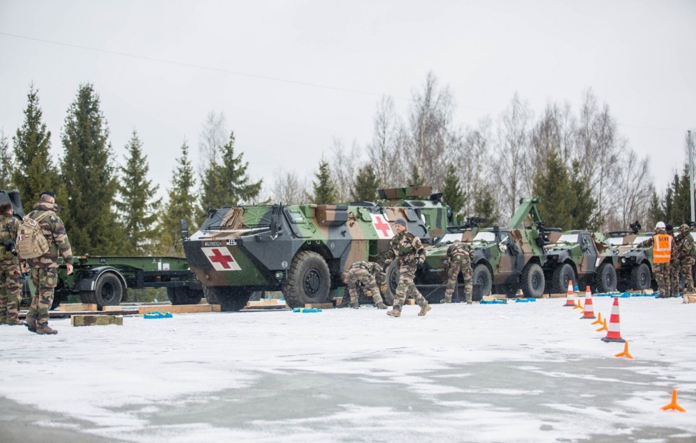 В Тапа прибыла военная техника для французского батальона НАТО